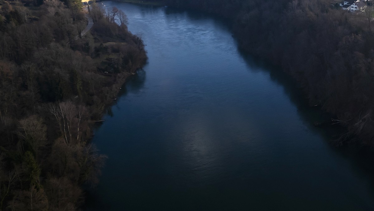 Der Rhein bei Jestetten, Deutschland, in der Naehe der alten Zollbruecke, links, von Rheinau, rechts, Schweiz, aufgenommen am, Dienstag, 19. Dezember 2023 in Jestetten, Deutschland. Die Staatsanwaltsc ...