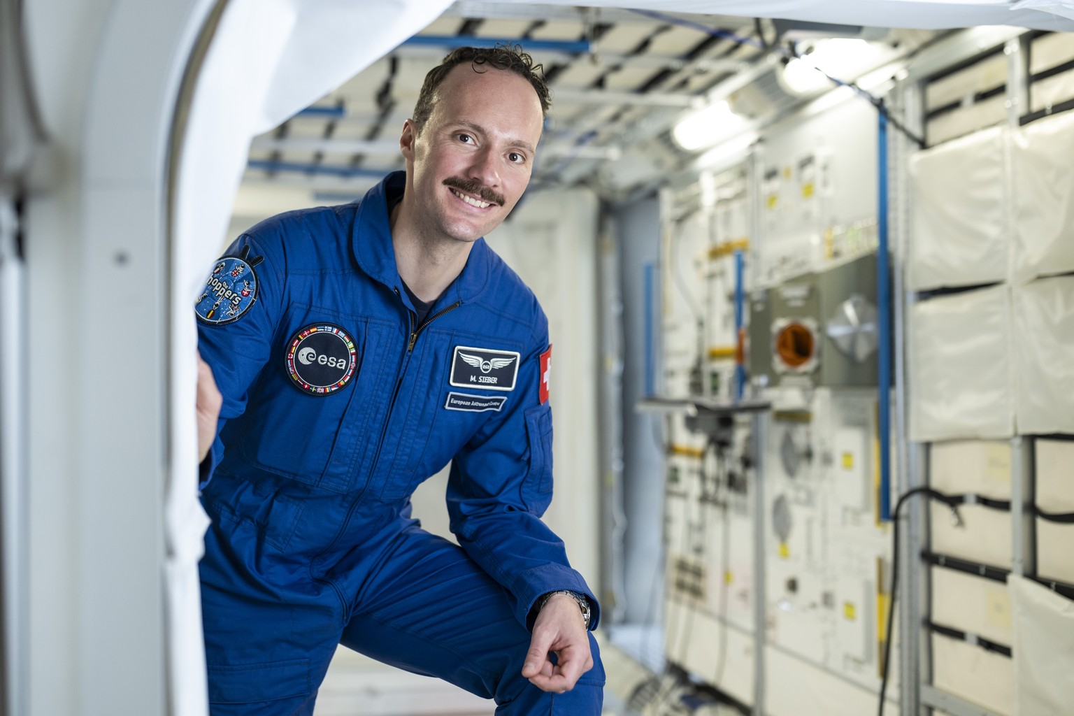 Der Berner Arzt Marco Alain Sieber und frisch diplomierte ESA Astronaut posiert in einem Trainingsmodell in Originalgroesse der Internationalen Raumstation ISS nach der Abschlusszeremonie der Grundaus ...