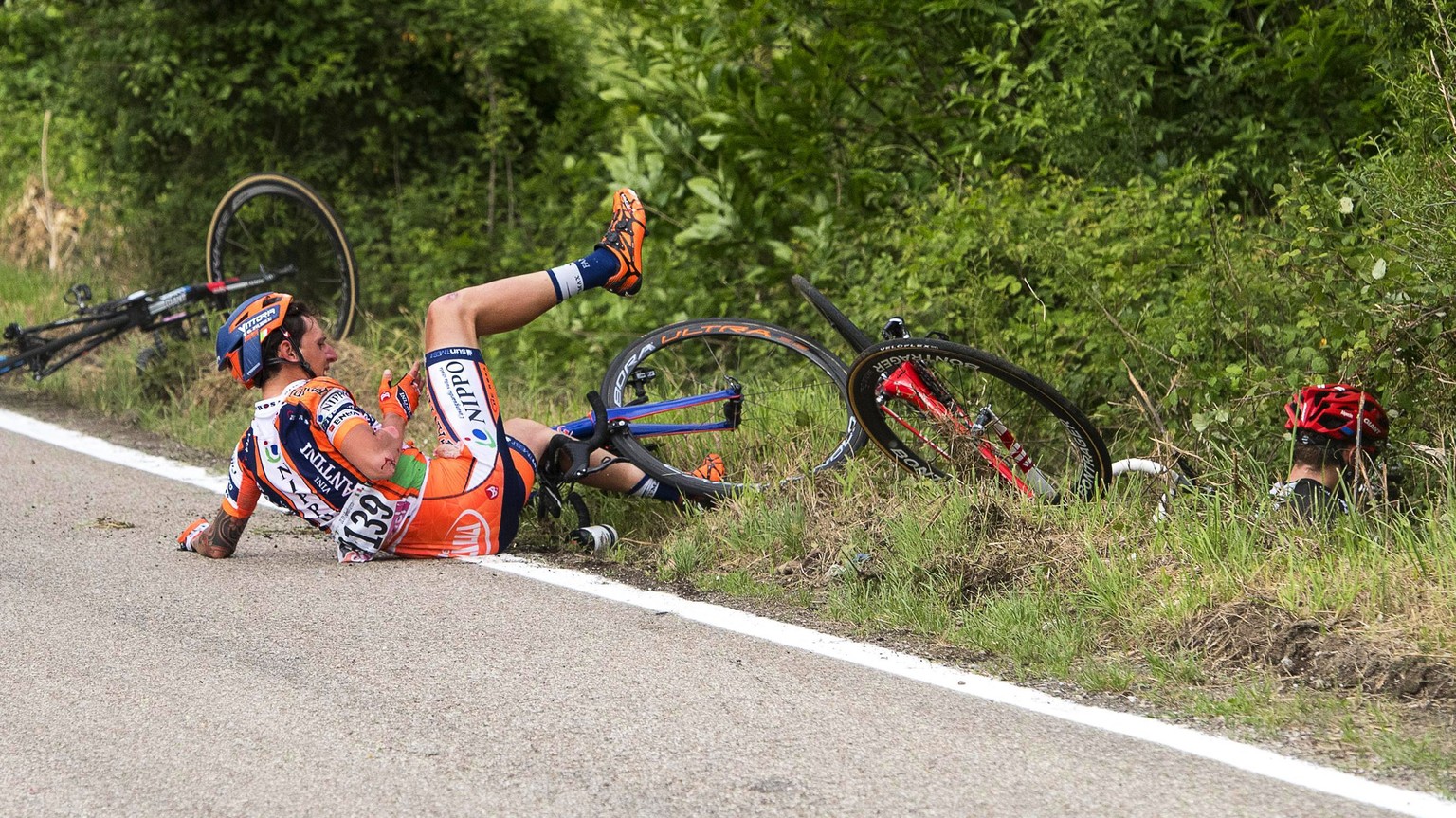 epa05299689 Italian rider Gianfranco Zilioli (L) of the Nippo - Vini Fantini team crashes during the fifth stage of the Giro d&#039;Italia cycling race over 233km from Praia a Mare to Benevento, Italy ...