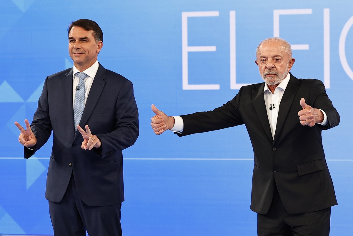 KEYPIX - epa13326855 Brazilian President and re-election candidate Luiz Inacio Lula da Silva (R) and opposition candidate Flavio Bolsonaro (L) attend a debate at the TV GLOBO studios, two days before  ...