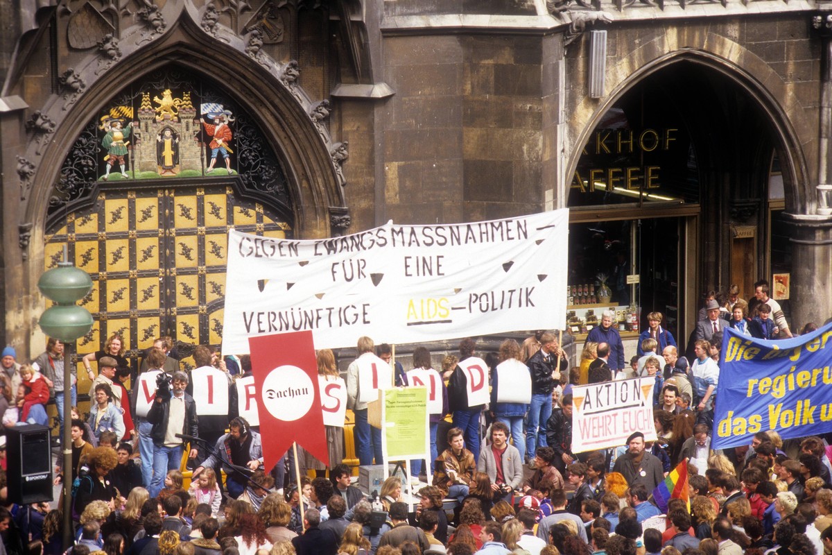 Demonstration gegen die umstrittenen Ma�nahmen der bayrischen Staatsregierung zur Eind�mmung der Virusseuche AIDS auf dem Marienplatz in M�nchen, Deutschland

Demonstration against the controversial ...