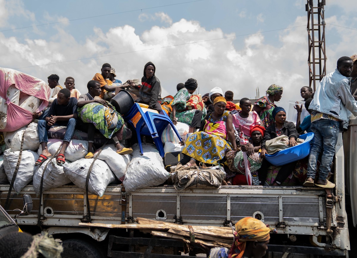 epa11134116 People make their way towards Goma as they flee a resumption of fighting, East of Goma, North Kivu, Democratic Republic of Congo, 07 February 2024. A resumption of fightings between the M2 ...