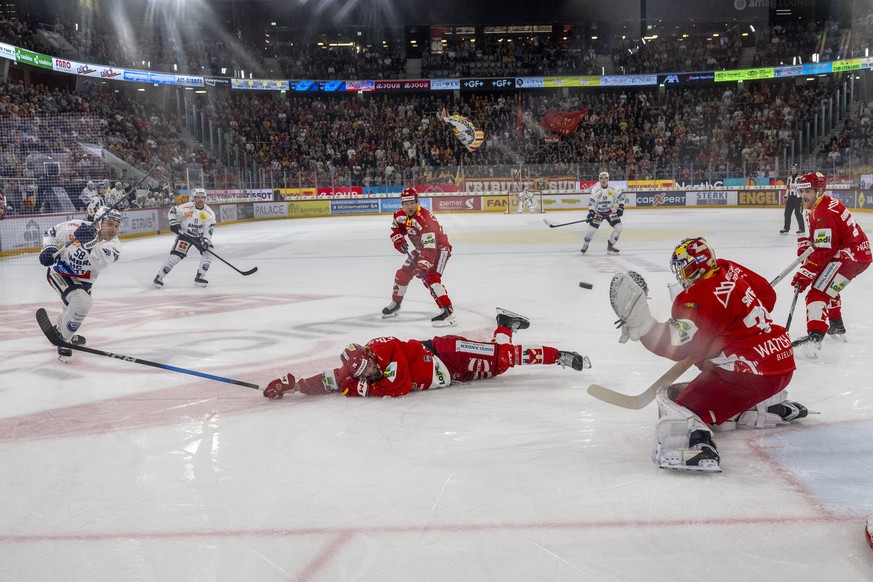 Jere Sallinen (EHCB), Mitte, und Torhueter Harri Saeteri (EHCB), rechts, kaempft um den Puck mit Jesse Zgraggen (HCAP) im Spiel der Eishockey National League zwischen EHC Biel-Bienne, EHCB, und HC Amb ...