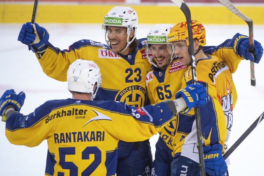 Davos, Otso Rantakari, Samuel Walser, Torschuetze Marc Wieser, Perttu Lindgren, von links, waehrend dem Meisterschaftsspiel der National League, zwischen den SCL Tigers und dem HC Davos, am Dienstag 1 ...