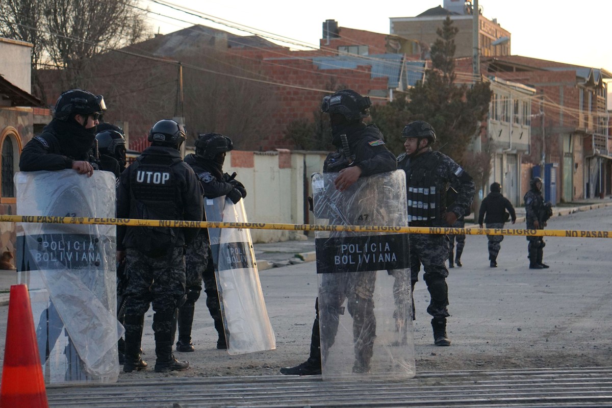 epa13213227 Members of the Bolivian Police guard a military barracks following a recorded explosion that has so far left two dead, seven missing, and some 59 people injured, in Viacha, Bolivia, 04 Sep ...