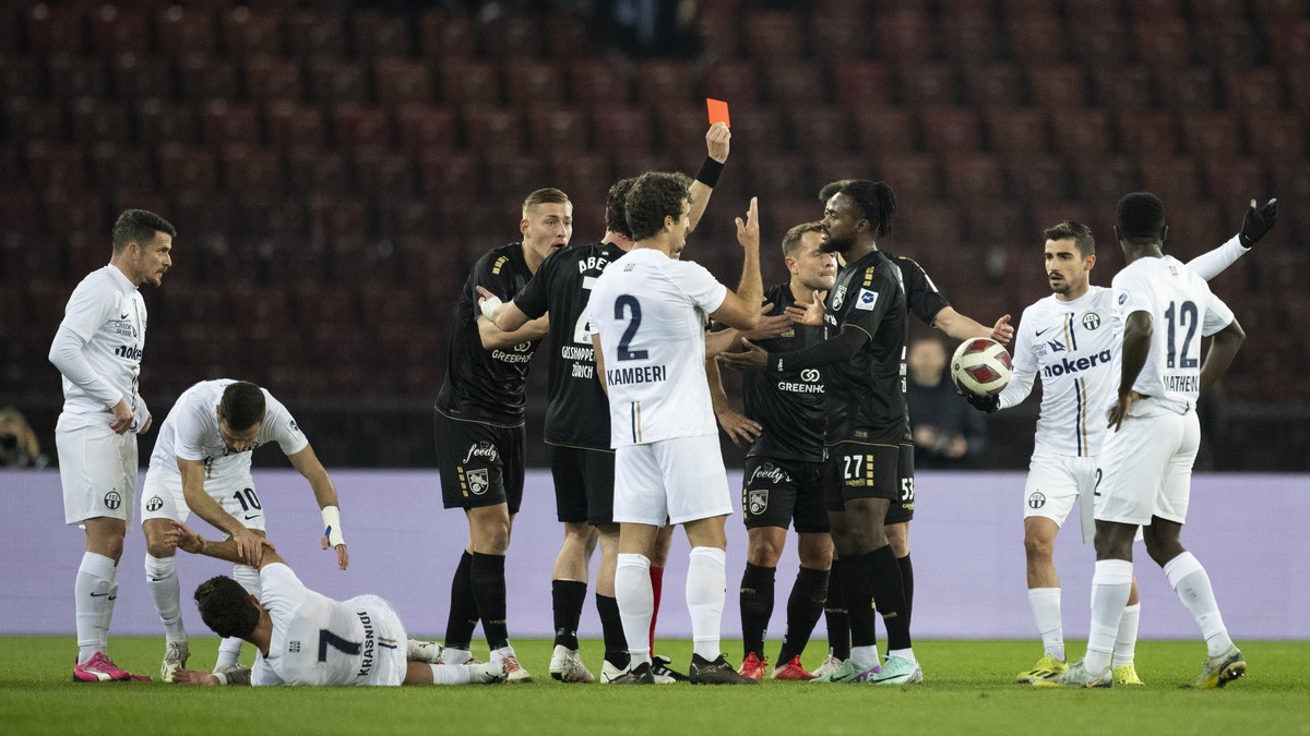 GCs Asumah Abubakar, Mitte rechts, erhaelt die rote Karte im Fussball Meisterschaftsspiel der Super League zwischen dem FC Zuerich und dem XY im Letzigrund, am Samstag, 10 Februar 2024 in Zuerich. (KE ...