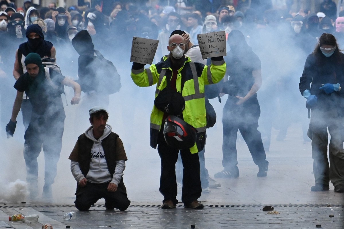 Des manifestants de Montpellier, pris dans les gazs lacrymogènes de la police.