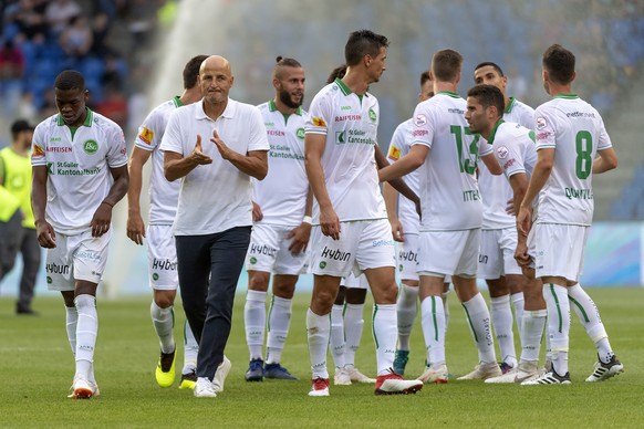 St. Gallens Trainer Peter Zeidler, zweiter von links, feuert seine Mannschaft am Ende der ersten Halbzeit auf dem Platz an, im Fussball Meisterschaftsspiel der Super League zwischen dem FC Basel 1893  ...