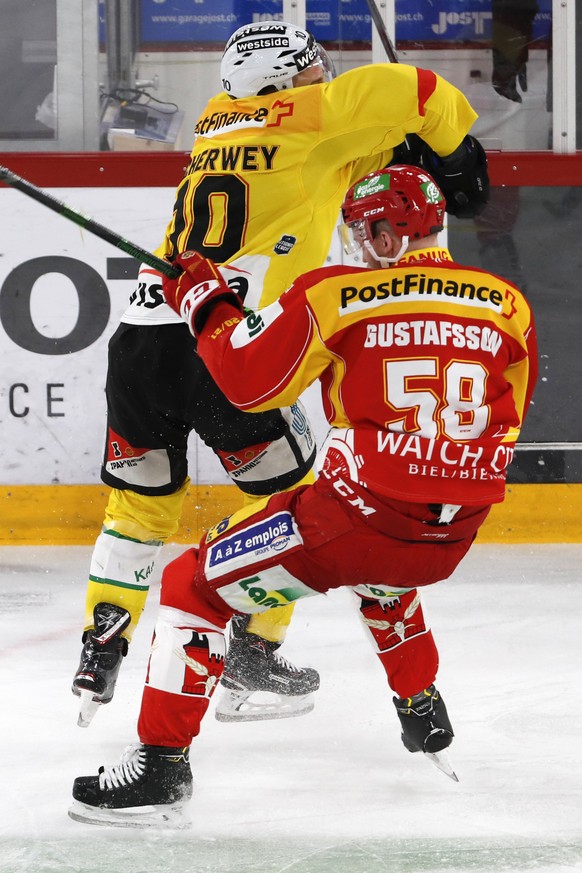 Berns Tristan Scherwey, links, checkt Biels Anton Gustafsson, im Eishockey Meisterschaftsspiel der National League zwischen dem EHC Biel und dem SC Bern, am Montag, 15. Maerz 2021, in der Tissot Arena ...