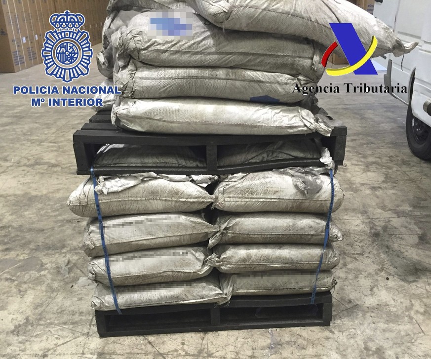 Grosse Drogenfunde macht die spanische Polizei daher häufig. Erst im Dezember hatte sie 40 Paletten aus 1,4 Tonnen gepresstem Kokain beschlagnahmt, das wie Holz aussah und in einem Schiffsscontainer a ...