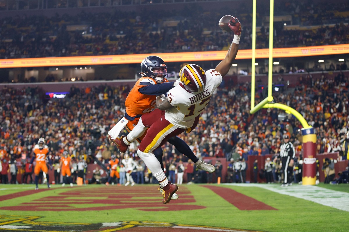 NFL, American Football Herren, USA Denver Broncos at Washington Commanders Nov 30, 2025 Landover, Maryland, USA Washington Commanders wide receiver Treylon Burks 13 makes a catch for a touchdown defen ...