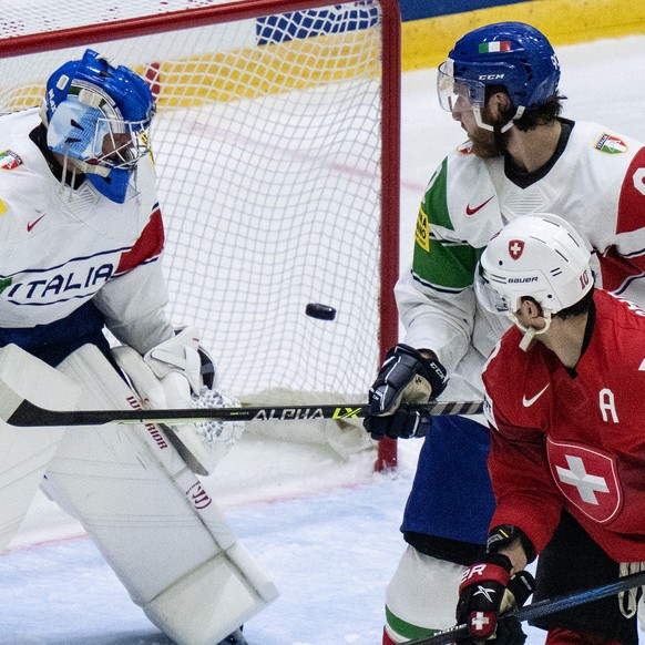 Switzerland&#039;s Andres Ambuehl, right, scores to 3-0 against Italy&#039;s goalkeeper Andreas Bernard, left, and Italy