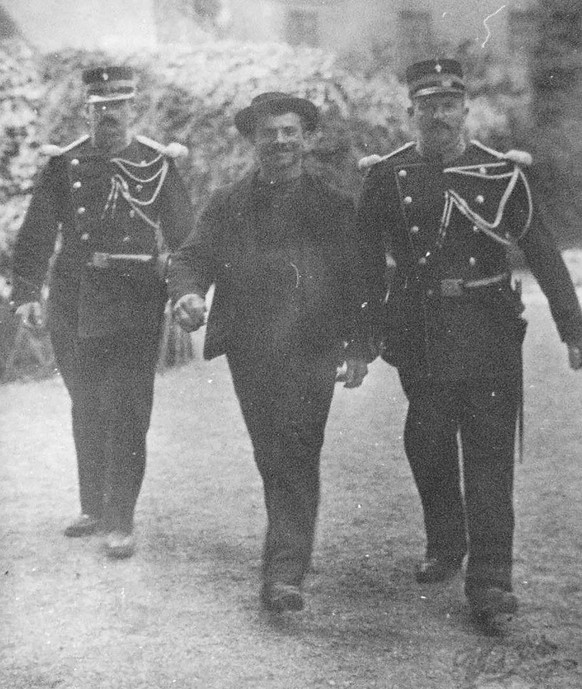 Bei seiner Verhaftung scheint Luigi Lucheni «glücklich» zu sein.
https://commons.wikimedia.org/wiki/File:Luigi_Lucheni.jpg