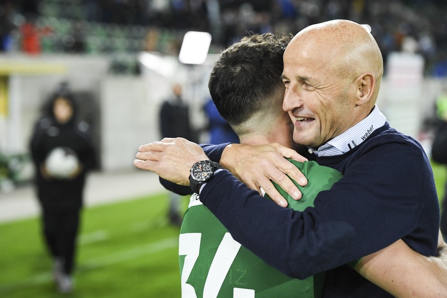 St. Gallens Trainer Peter Zeidler freut sich mit Boris Babic ueber den Sieg, beim Fussball Super-League Spiel zwischen dem FC St. Gallen und dem FC Sion, am Samstag, 2. November 2019, im Kybunpark in  ...