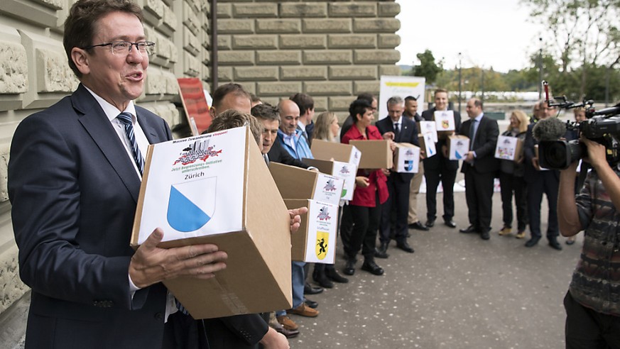 Mit der Begrenzungsinitiative will die SVP den freien Personenverkehr mit der EU beenden. Bund und Kantone sehen dadurch den Wohlstand der Schweiz in Gefahr. (Archivbild)