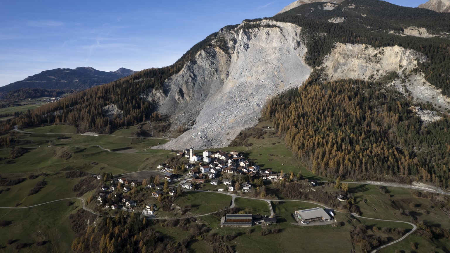 Blick auf Brienz, am Samstag, 9. November 2024, in Brienz-Brinzauls. Am 15. Juni 2023 erreichte ein Schuttstrom beinahe das damals evakuierte Dorf. Nun drohen weitere 1,2 Millionen Kubikmeter Felsschu ...