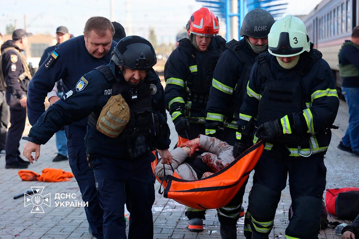 In this photo provided by the Ukrainian Emergency Service, rescuers evacuate a wounded civilian after a Russian drone attack on a railway platform in Dnipro, Ukraine, Thursday, Oct. 29, 2026. (Ukraini ...