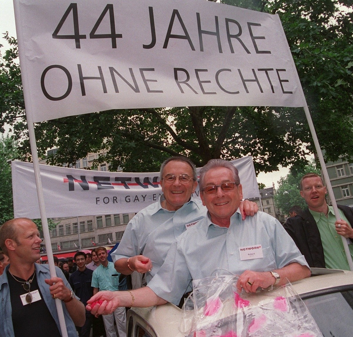 Homosexuelle setzen sich beim Umzug am Christopher Street Day in Zuerich, 24. Juni 2000, fuer ihre Anliegen in Szene. Einige Tausend Schwule und Lesben aus der ganzen Schweiz haben am Samstag in Zueri ...