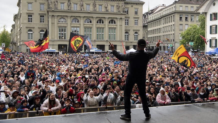 SC Bern Cheftrainer Kari Jalonen feiert vor den Berner Fans, bei der Meisterfeier des SC Bern, am Samstag, 27. April 2019, auf dem Bundesplatz in Bern. (KEYSTONE/Anthony Anex)