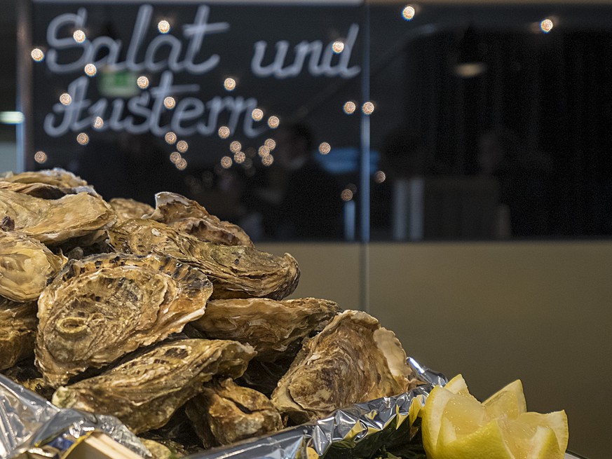 Austern liegen am Buffet bereit in der Baloise Lounge in den neuen Hospitality-Raeumlichkeiten im Stadion St. Jakob-Park in Basel, am Samstag, 14. Februar 2015. (KEYSTONE/Georgios Kefalas)