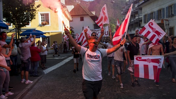 Les militants pro-jurassiens fete la victoire du &quot;Oui&quot; en marchant lors d&#039;un cortege en direction de l&#039;Hotel de ville ce dimanche 18 juin 2017 a Moutier. Le 18 juin, les citoyens d ...