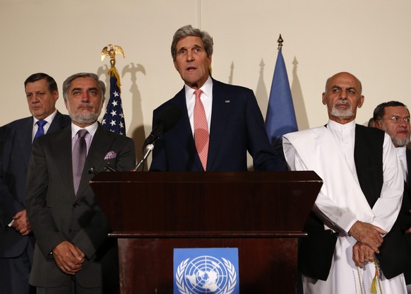 US-Aussenminister John Kerry (Mitte) zwischen den beiden Kontrahenten Abdullah Abdullah (links) und Aschraf Ghani (rechts).