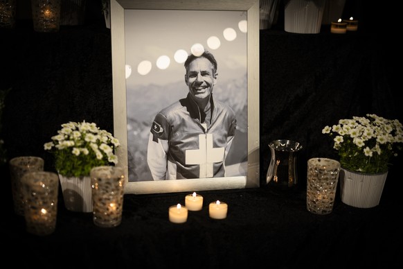 Bilder des verstorbenen Hochseilartisten Freddy Nock neben Kerzen und Blumen an der Gedenkfeier fuer den verstorbenen Hochseilartisten, am Montag, 18. Maerz 2024 in Maerstetten. Der Schweizer Hochseil ...