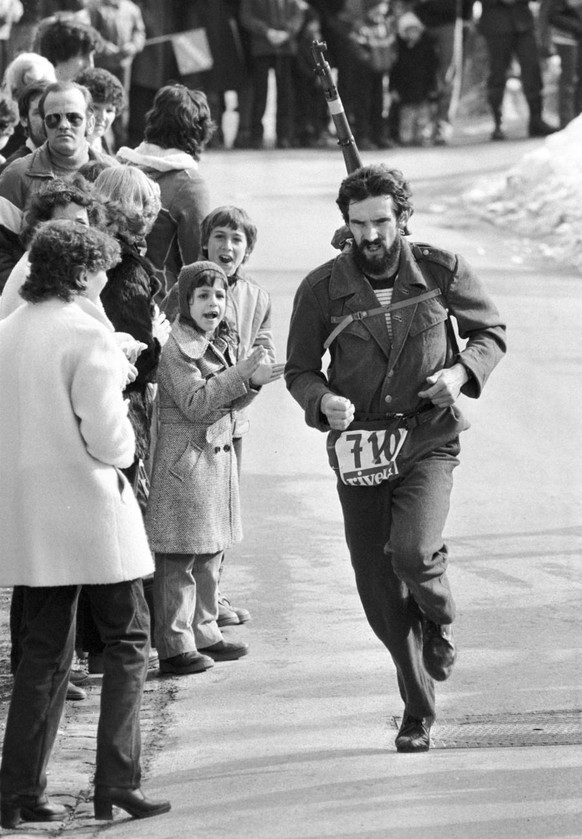 Der Abwart Albrecht Moser beim ersten Waffenlauf der diesjaehrigen Saison, dem Toggenburger, in Lichtenstein (SG) am 6. Maerz 1983. Moser gewinnt den Saisonstart. (KEYSTONE/STR) === ===