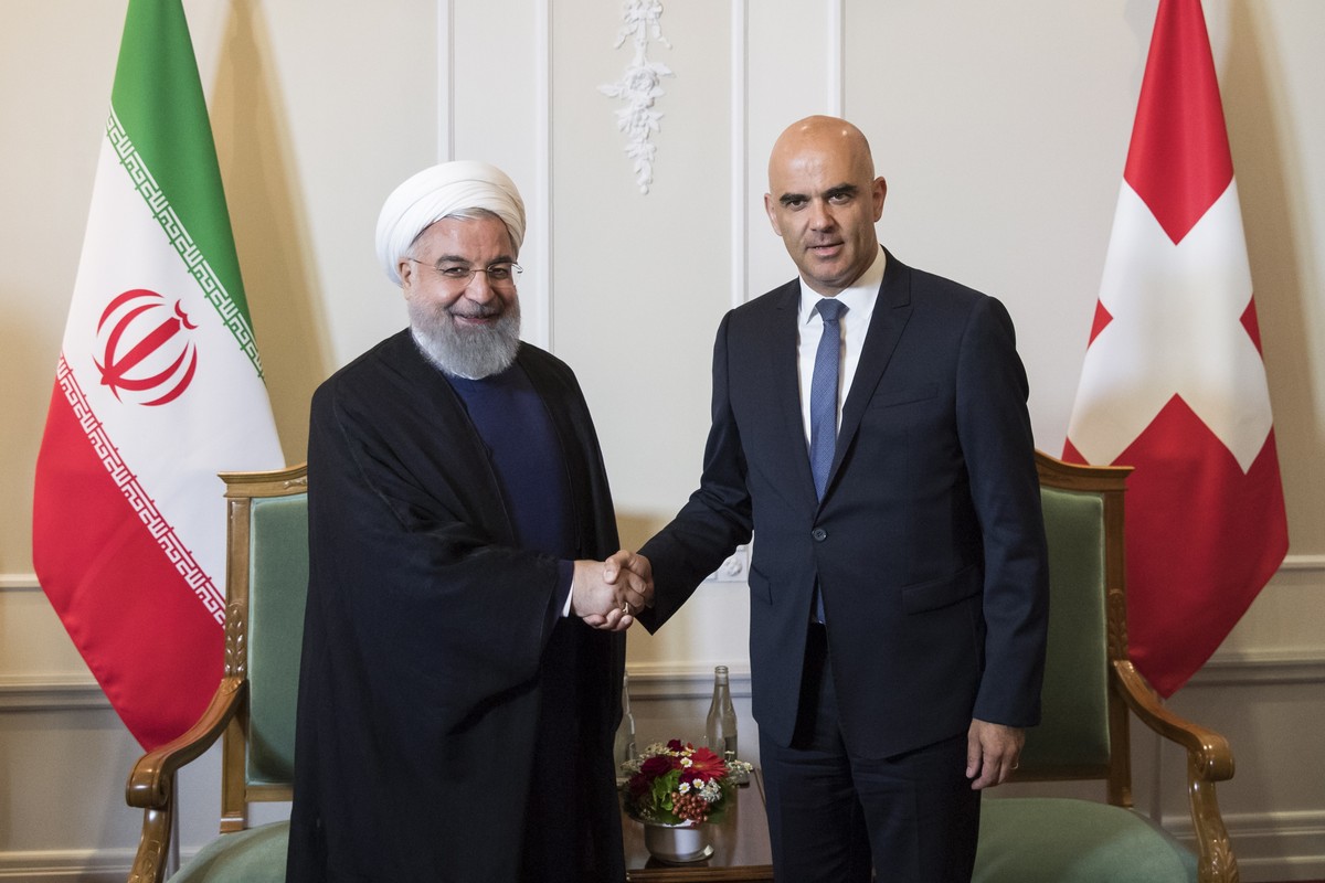 epa06859103 Swiss Federal President Alain Berset (R) and Iranian President Hassan Rohani (L) shake hands at the beginning of a meeting, during Rohani's official visit to Switzerland in Bern, Swit ...