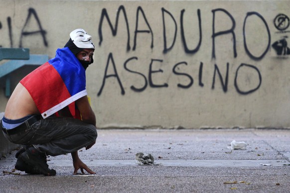 Präsident Nicolas Maduro wird auf einem Graffiti als Mörder bezeichnet.