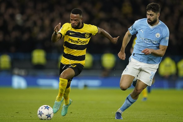 Young Boys&#039; Meschak Elia, left, is challenged by Manchester City&#039;s Josko Gvardiol during the group G Champions League soccer match between Manchester City and Young Boys at the Etihad Stadiu ...