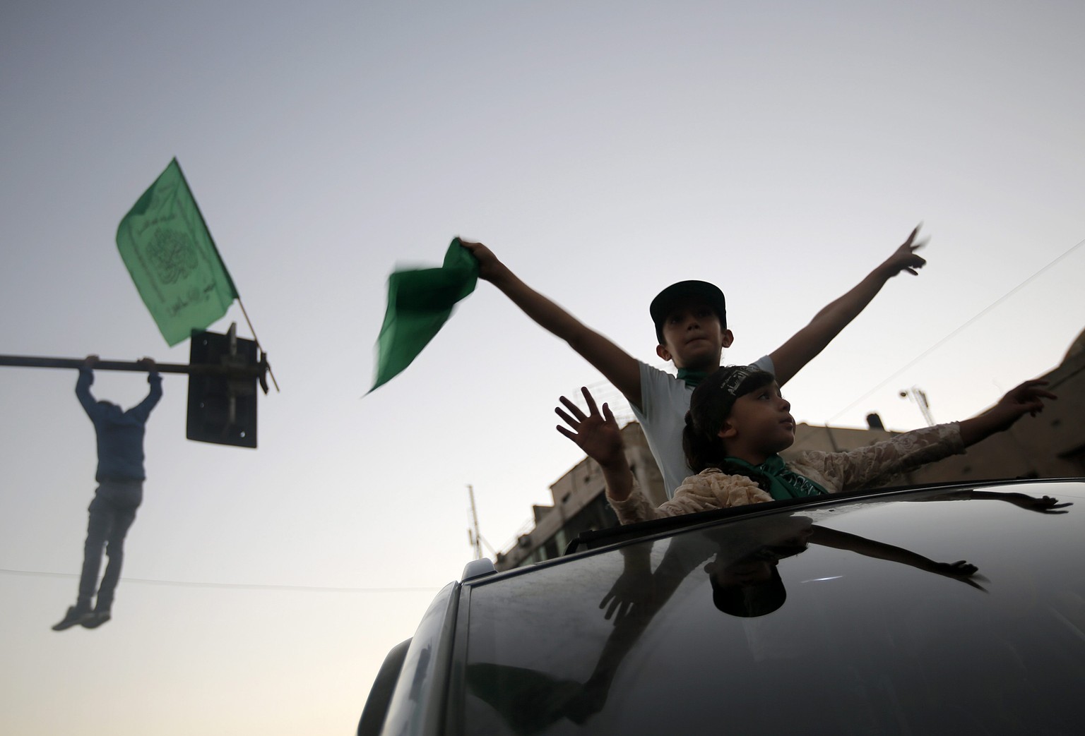 Auf den Strassen im Gaza-Streifen feiern sich Palästinenser als Sieger.