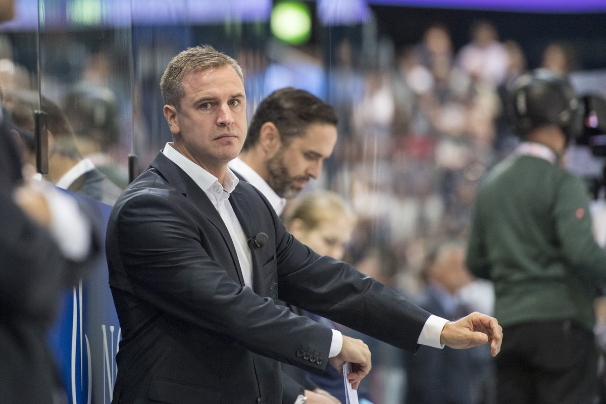 Head Coach from Zug, Dan Tangnes, left, and Assistant Coach Josh Holden, right, during the Champions Hockey League group D match between Switzerland's EV Zug and Eisbaeren Berlin from Germany, in ...