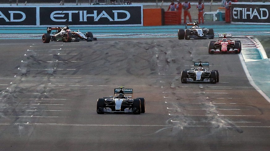 Alle hinter Rosberg her: Der Deutsche auf dem Weg zu seinem Sieg.