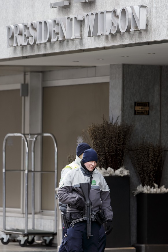 Schweizer Polizisten vor dem «Président Wilson» Hotel in Genf.&nbsp;