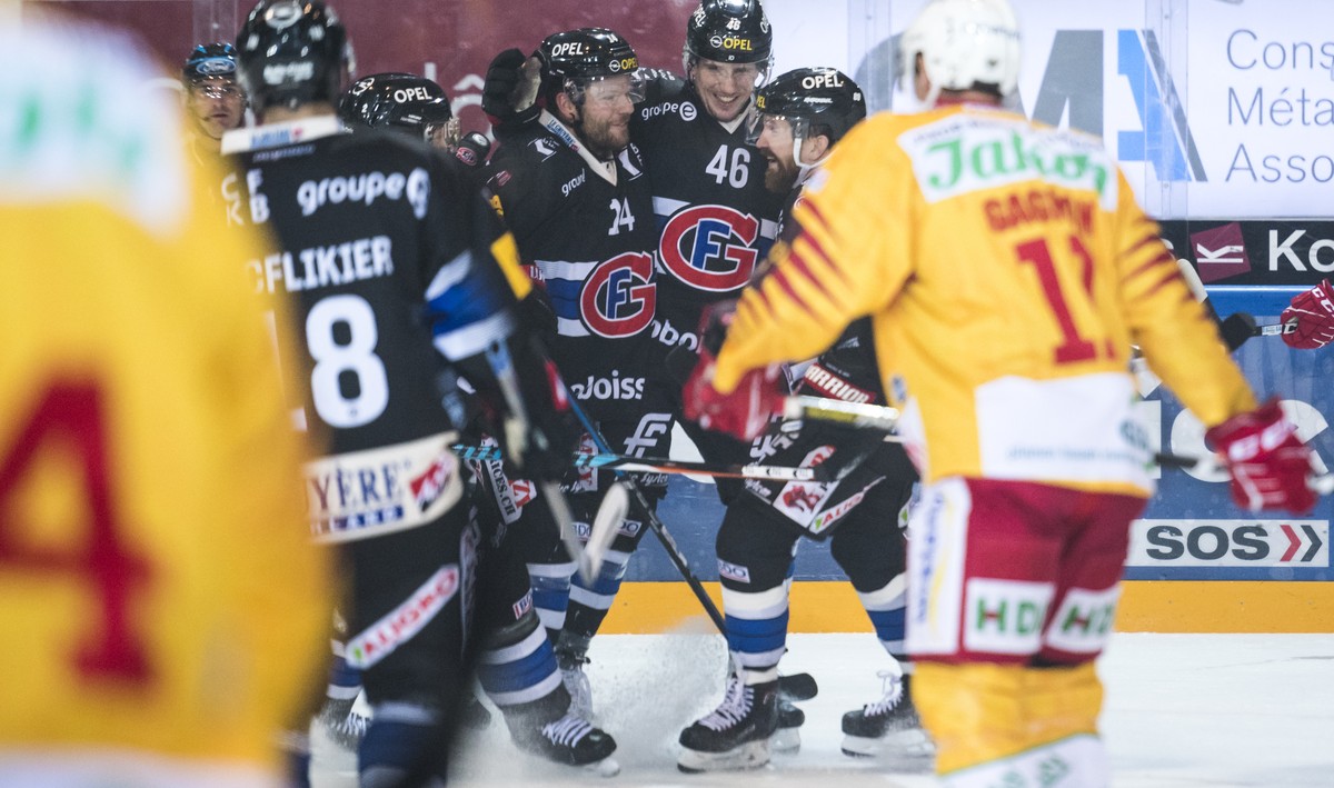 Le defenseur fribourgeois Ralph Stalder, gauche, l'attaquant fribourgeois Matthias Rossi, centre, et l'attaquant fribourgeois Andrei Bykov celebrent un but, lors de la rencontre du championn ...