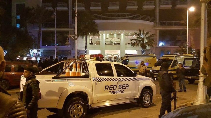 Polizisten vor dem angegriffenen Hotel in Hurghada.
