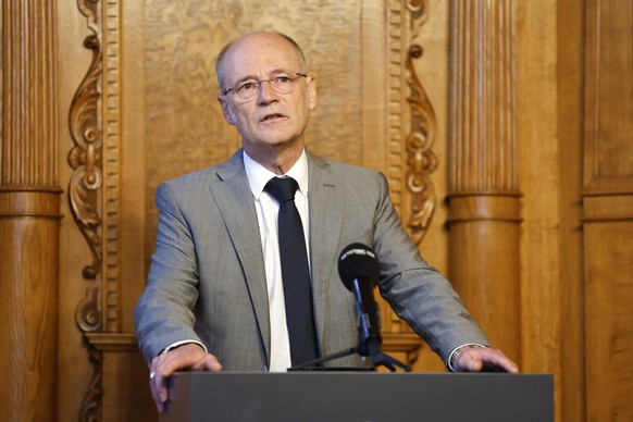 Bundesanwalt Stefan Blaettler spricht waehrend einem Point de Presse nach der Erneuerungswahl der Bundesanwaltschaft durch die vereinigte Bundesversammlung in der Sommersession der Eidgenoessischen Ra ...