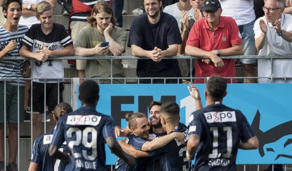 Zuerichs Oliver Buff, Mitte, und seine Teamkollegen jubeln nach dem 0:1 im Challenge League Fussballspiel zwischen dem FC Wil und dem FC Zuerich in der IGP Arena, am Samstag, 30. Juli 2016, in Wil. (K ...