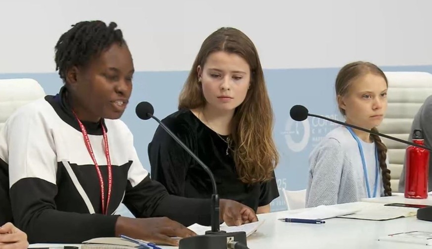 Hilda Flavia Nakabuye (links) spricht auf der Pressekonferenz von Fridays For Future, Greta Thunberg und Luisa Neubauer.