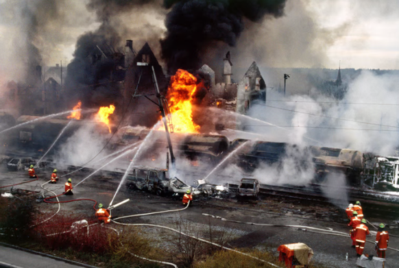 Nach der Entgleisung entzündete sich das Benzin und in Zürich-Affoltern kam es zu einem Grossbrand.