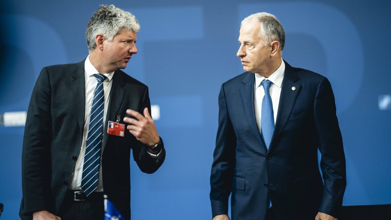 Der Direktor des Bueros des NATO Generalsekretaers, Stian Jenssen (L), und der Stellvertretende NATO Generalsekretaer, Mircea Geoana, im Rahmen des Informellen Treffens der NATO-AussenministerInnen am ...