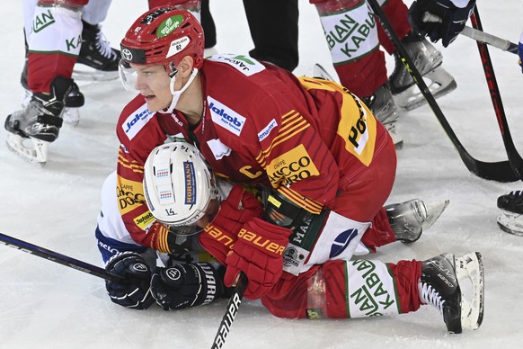 Tigers Harry Pesonen, oben, im Kampf um den Puck gegen Ambris Philip Chlapik, unten, waehrend dem Qualifikations-Spiel der National League, zwischen den SCL Tigers und dem HC Ambri-Piotta, am Samstag  ...