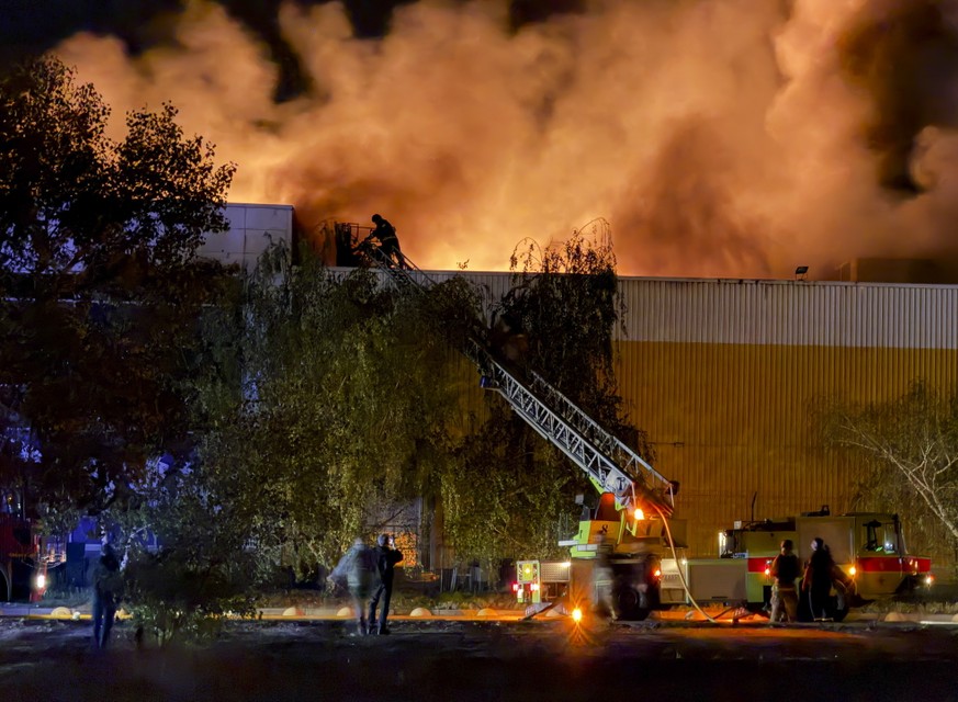 epaselect epa13256938 Ukrainian rescuers work at the site of an overnight Russian strike on a shopping mall in Zaporizhzhia, Ukraine, late 22 September 2026 (issued 23 September 2026), amid the Russia ...