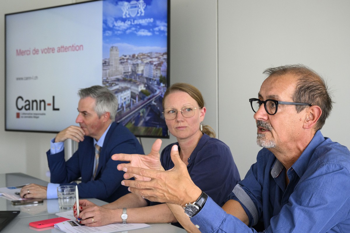 De droite a gauche, Frank Zobel directeur adjoint Addiction Suisse, Emilie Moeschler, conseillere municipale de la ville de Lausanne et Pierre-Antoine Hildbrand conseiller municipal de la ville de Lau ...