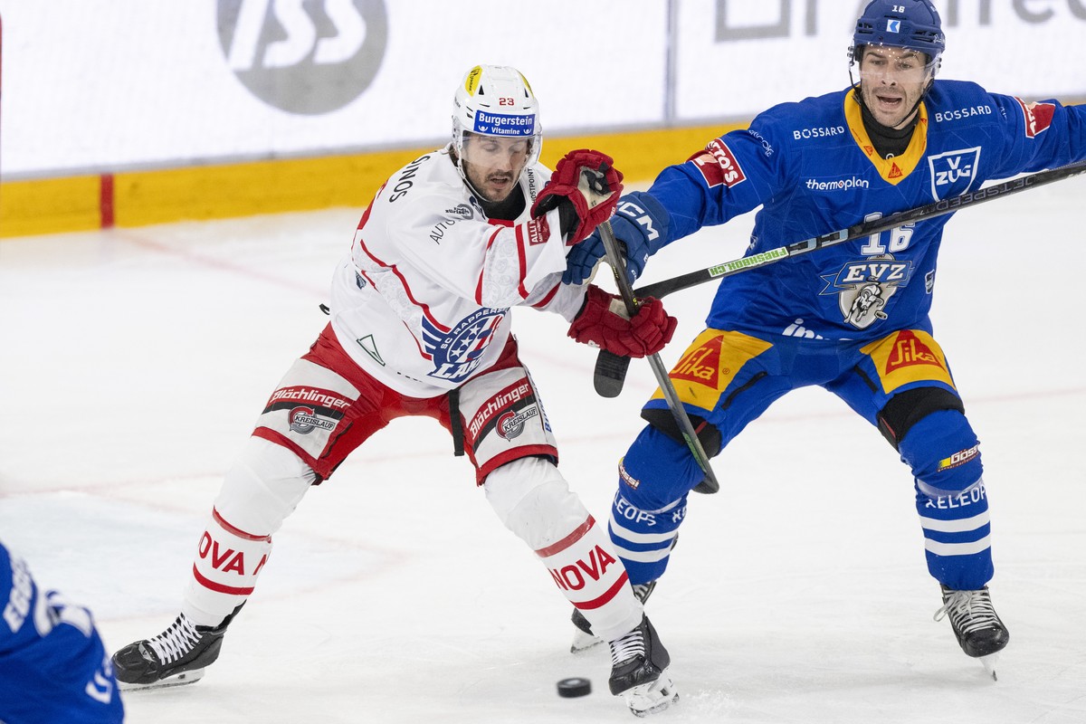Raphael Diaz, rechts, von Zug im Spiel gegen Nico Duenner, links, von Rapperswil beim Eishockey Qualifikationsspiel der National League zwischen dem EV Zug und SC Rapperswil-Jona Lakers am Samstag, 20 ...