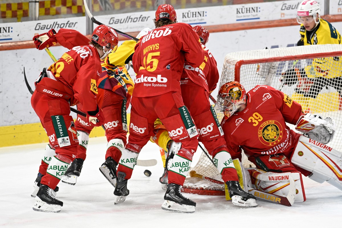 Tigers Flavio Schmutz, PostFinance Top Scorer Andre Petersson, Tim Mathys, Santtu Kinnunen, Goalie Luca Boltshauser, von links, im Kampf um den Puck gegen Berns Waltteri Merelae, Mitte, beim Eishockey ...