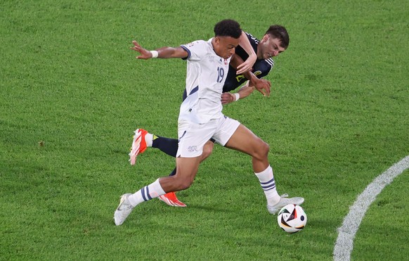 epa11424073 Dan Ndoye of Switzerland (L) and Kieran Tierney of Scotland in action during the UEFA EURO 2024 group A soccer match between Scotland and Switzerland, in Cologne, Germany, 19 June 2024. EP ...