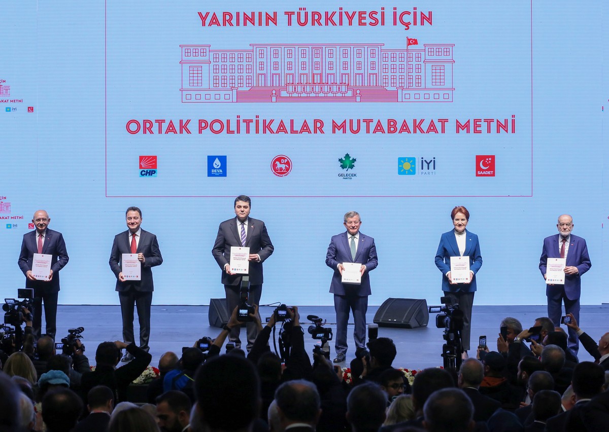 epa10440083 A handout photo made available by the Republican People's Party (CHP) shows Republican People's Party (CHP) leader Kemal Kilicdaroglu (L), Saadet Party's leader Temel Karamo ...