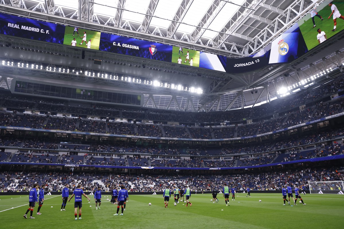epa11711423 Players warm up before the Spanish LaLiga soccer match between Real Madrid and Osasuna at Santiago Bernabeu stadium in Madrid, Spain, 09 November 2024. EPA/Daniel Gonzalez